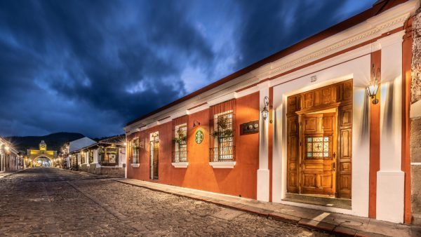 Starbucks celebra su tienda 1,500 y la convierte en la primera en la Antigua Guatemala