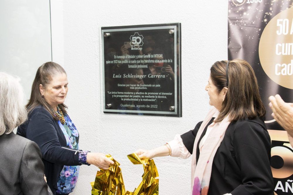 Se reconoce la labor de su Propulsor y Primer Gerente y de Cooperantes Amigos