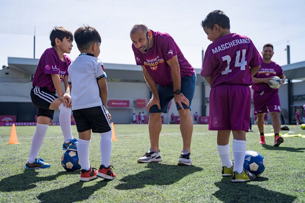 Se vivió la pasión del fútbol con La Curacao y LG, con su fichaje Javier Mascherano