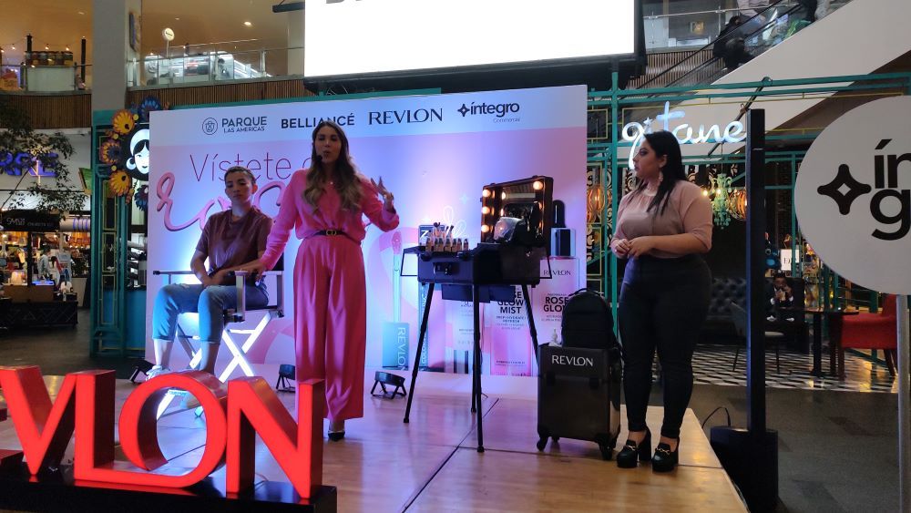 Vístete de rosa con Revlon