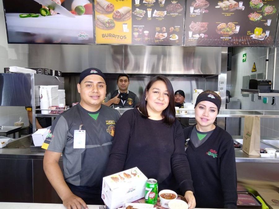 Pollo Brujo abre su primera tienda de conveniencia en el país