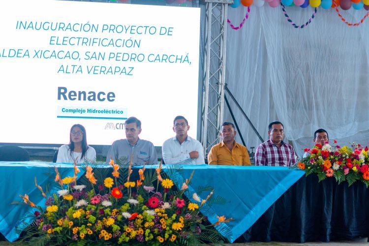 Avanza la electrificación de San Pedro Carchá con las alianzas público privadas