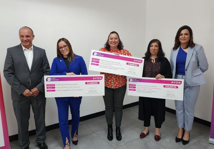 Avon sigue la marcha para poner fin a la violencia de género dando donativos a diferentes organizaciones