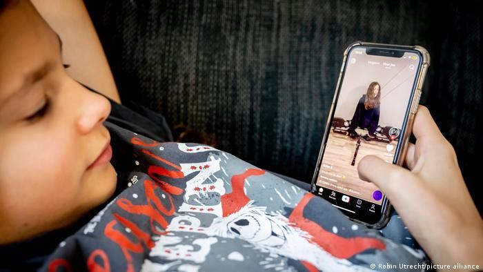 Acompaña a tus pequeños mientras utilizan Tik-Tok