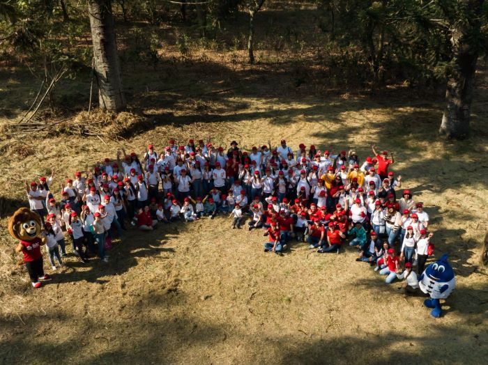Colaboradores de BAC plantan árboles junto a sus familias