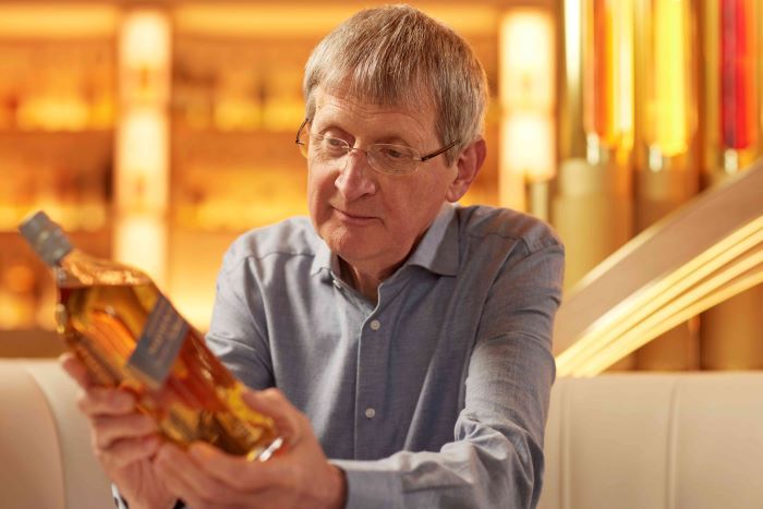 La leyenda del Whisky Dr. Jim  Beveridge revela su «Legacy Blend» para Johnnie Walker