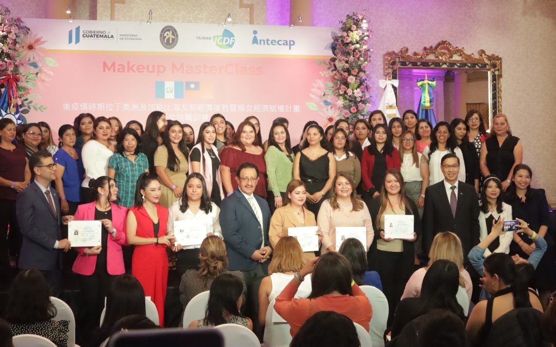 Se gradúan 360 mujeres del  curso técnico de Esteticismo impartido por la Misión Técnica de Taiwán e INTECAP