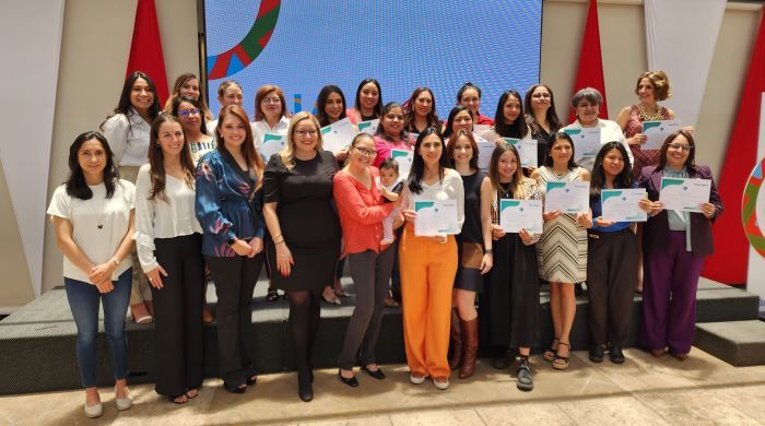 Premian a mujeres que participaron en el programa “Ella Emprende”