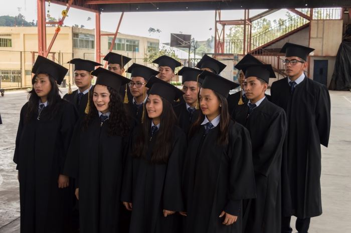 Bantrab premia la excelencia academica en estudiantes de diversificado