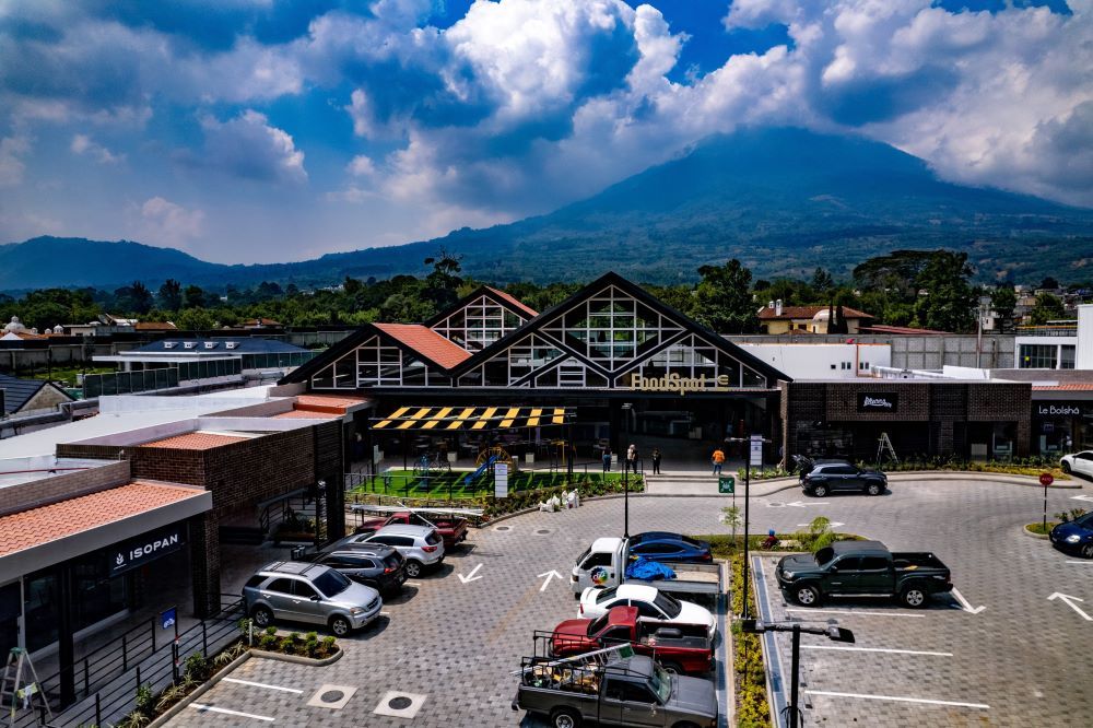 Inauguran en el municipio de Ciudad Vieja, plaza El Encuentro