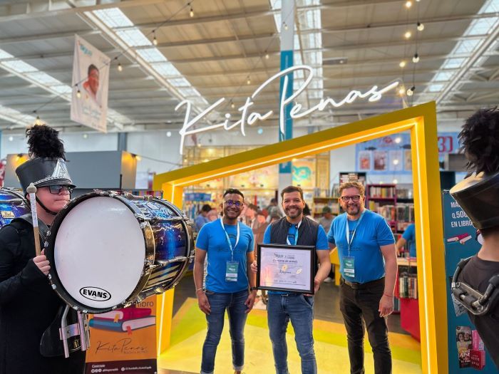 La Librería Kitapenasbb gana el premio al mejor stand en FILGUA 2023