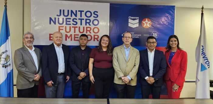 Jóvenes universitarios fueron beneficiados con becas, gracias a Chevron y Junior Achievement