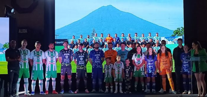El Club Antigua GFC presenta su nuevo uniforme en Ciudad Cayalá
