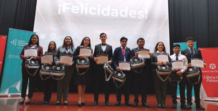 40 Estudiantes de secundaria destacan en la semifinal del 12º Concurso de Oratoria Texaco y Junior Achievement
