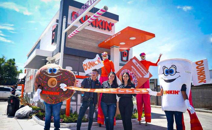 Dunkin’ inaugura su tienda número 30 con el primer modelo 100% autoservicio en Villa Nueva