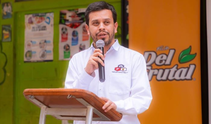 Del Frutal renueva su compromiso con la educación a través de la donación de escritorios