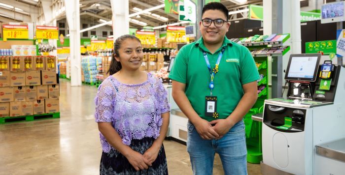 Walmart introduce cajas de autopago con instrucciones en tres diferentes idiomas mayas