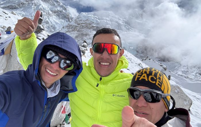 Tres amigos guatemaltecos, conquistan el Monte Everest