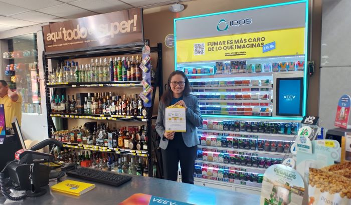 Comercios de ciudad de Guatemala ocultan el precio de los cigarrillos y advierten sobre las consecuencias de fumar