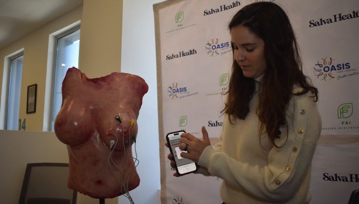 Presentan a Julieta un dispositivo de detección temprana del cáncer de mama