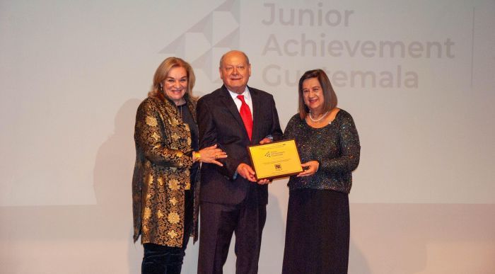 IGA reconoce a Junior Achievement Guatemala por su impacto en más de 1 millón de jóvenes