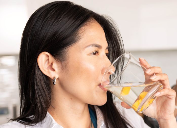 Altas temperaturas y celebraciones aumentan el riesgo de deshidratación: cómo prevenirla