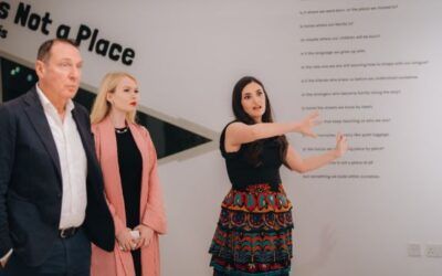 Artista guatemalteca brilla en Emiratos Árabes Unidos con exposición internacional en Abu Dhabi
