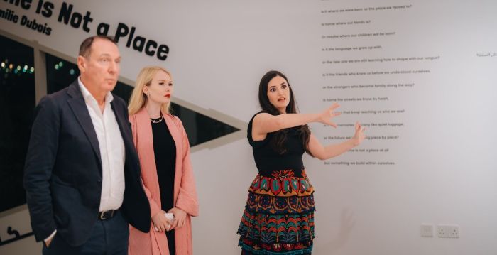 Artista guatemalteca brilla en Emiratos Árabes Unidos con exposición internacional en Abu Dhabi