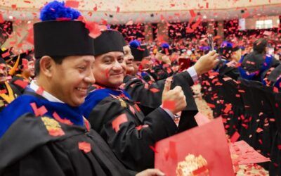 Universidad San Pablo gradúa a 302 profesionales y reconoce a Steve Moore con Doctorado Honoris Causa