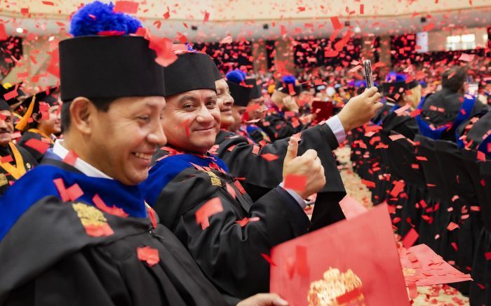 Universidad San Pablo gradúa a 302 profesionales y reconoce a Steve Moore con Doctorado Honoris Causa