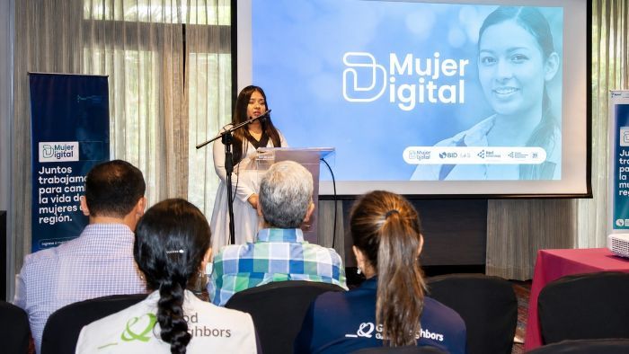 Formar talento femenino en tecnología aumenta su ingreso promedio en más de 33%