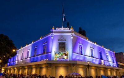 Celebrando las fiestas de independencia iluminan el edificio de EEGSA